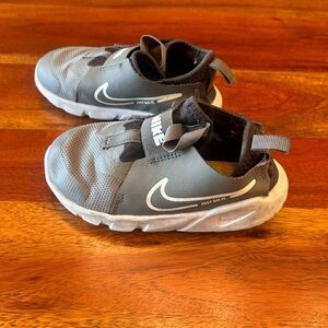 Nike Kids' Flex Runner 2 Running in Gray